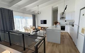 Central Retreat Cozy Apartment Near Attractions